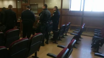 Корумпираните полицаи остават в ареста