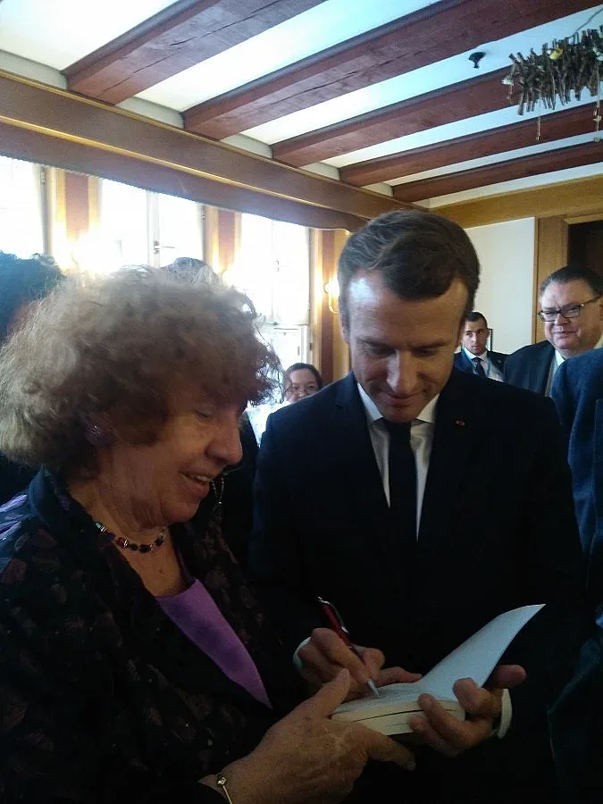 Макрон с комплименти към български издател