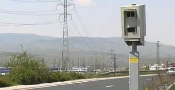 Възмутен шофьор подпали камера на КАТ