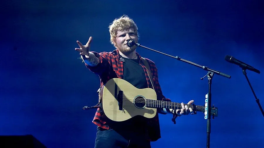 Пътни неволи за Джерар Бътлър и Ед Шийрън