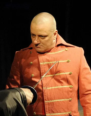 Актьор приет по спешност в болница, нуждае се от кръвопреливане