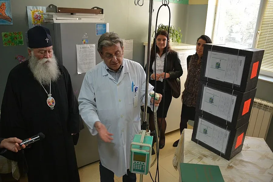 Свeтият Синод дари 3 апарата за лечение на онкоболни деца