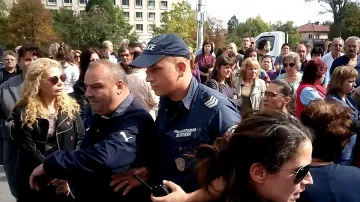 Докараха лекарства и плащат заплати във врачанската болница