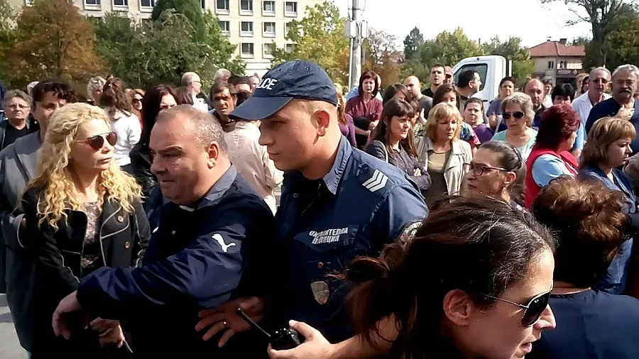 Докараха лекарства и плащат заплати във врачанската болница