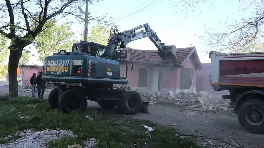 Багер бута бараки  наред в пловдивско гето