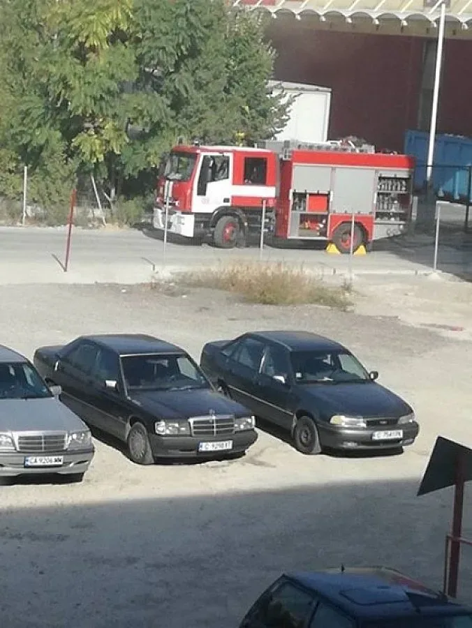 6 пожарни гасят печатница в София
