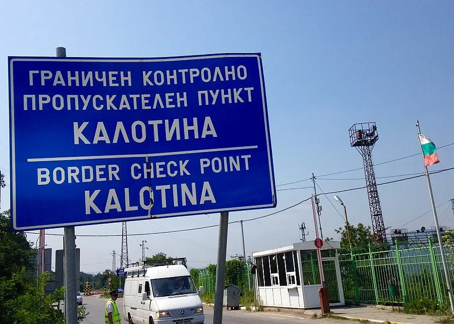 Затвориха "Калотина" за товарни автомобили