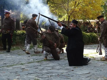 Благоевград празнува 105 г. свобода с молебен, заря и ансамбъл "Пирин"