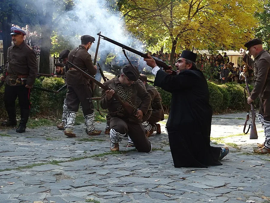 Благоевград празнува 105 г. свобода с молебен, заря и ансамбъл "Пирин"