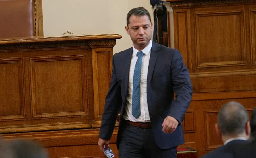 Не приеха оставката на Делян Добрев