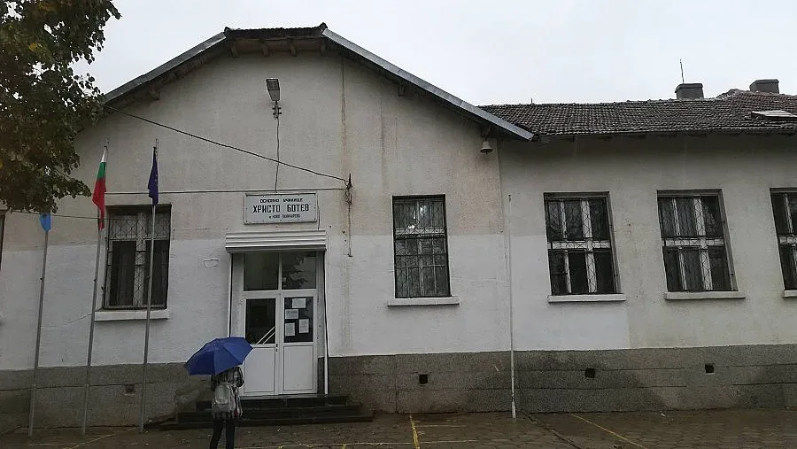 Директорът от Ново Паничарево опипвал и други деца