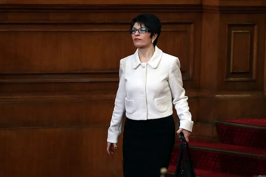 Десислава Атанасова: БСП си прави алиби за Румен Радев