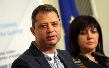 Делян Добрев хвърли оставката