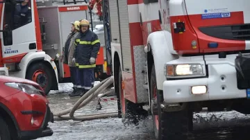 Горя пожар в сграда с клошари