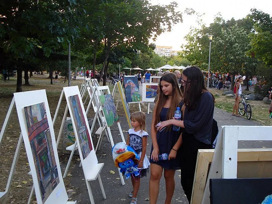 Изложба на открито - първата самостоятелна изложба на Мила Драгиева