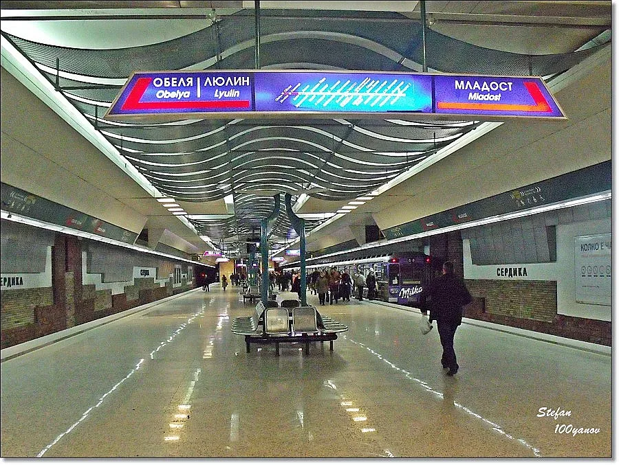 Развалена мотриса задими станции на метрото в София