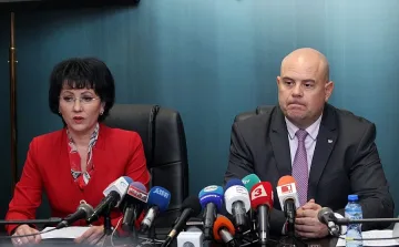 Адвокатът на Цветан Василев въртял контрабанда с цигари