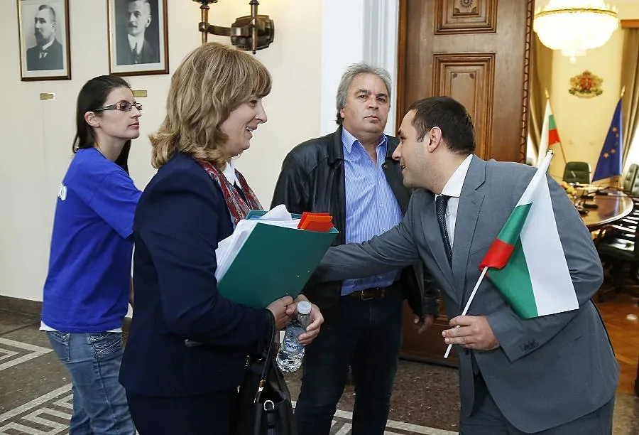 Караниколов успокои работниците в "Емко"