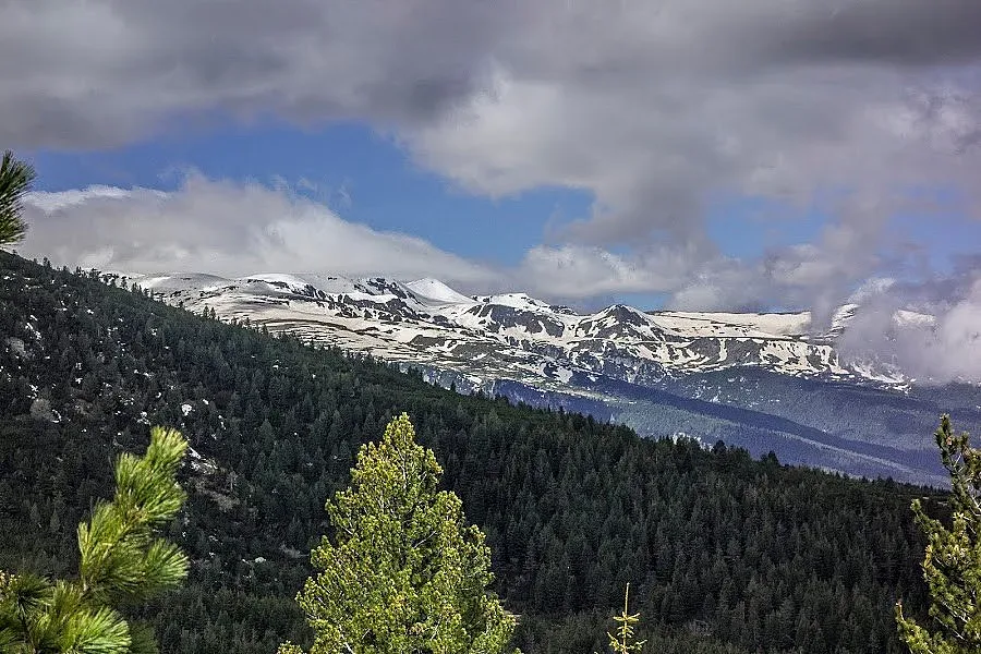Дъжд на Изток, слънцето се завръща на Запад