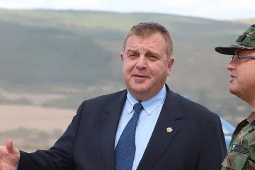 Каракачанов: Ще купим изтребители - на едно мнение сме с ГЕРБ