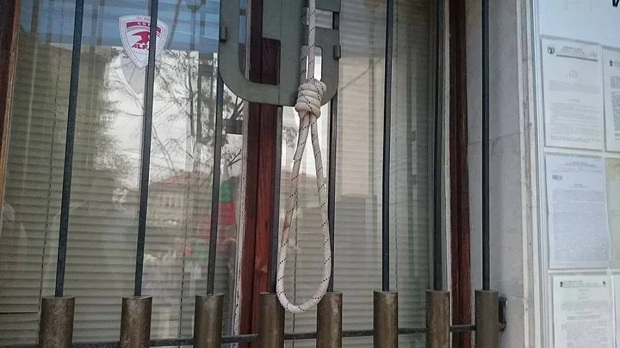 Вдигнаха бесило пред общината в Сопот