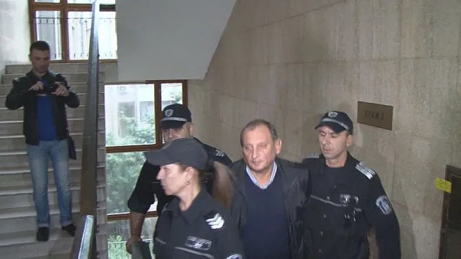 Поставиха под домашен арест директор Радев