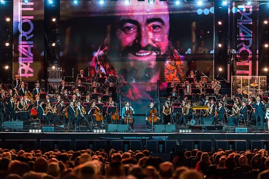 2CELLOS свириха в памет на Лучано Павароти във Верона