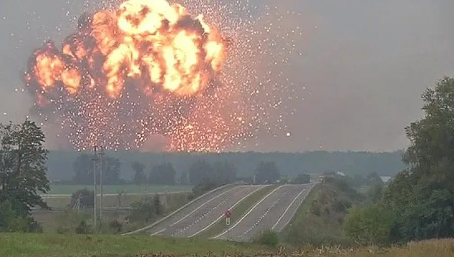 Евакуираха 28 000 души в Украйна заради взривове в склад