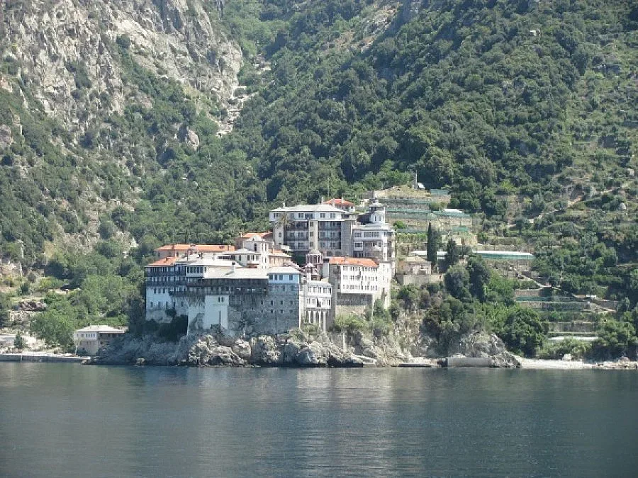 Законът на Атон: Моли се и работи!