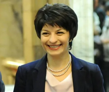 Д. Атанасова: Марешки се шегува за вота на недоверие