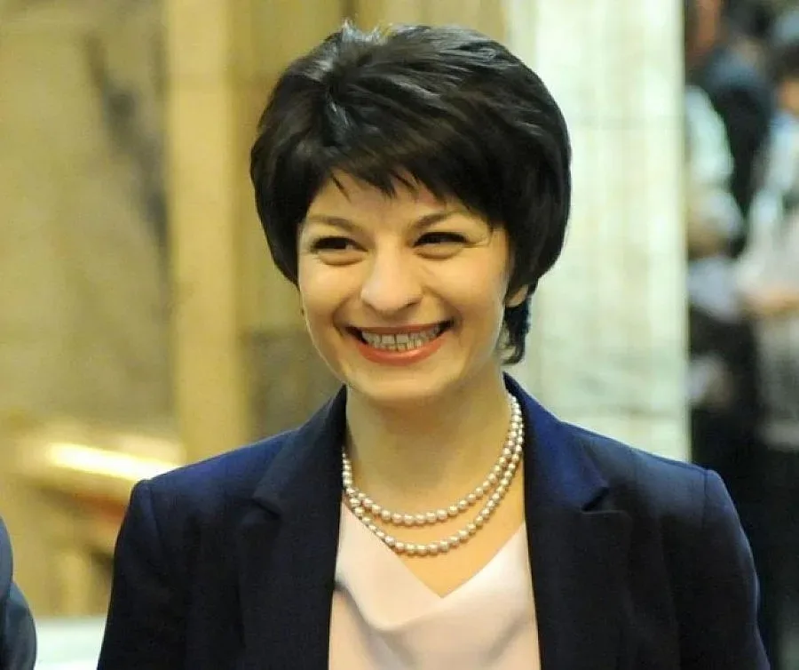 Д. Атанасова: Марешки се шегува за вота на недоверие