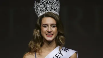 Отнеха короната на Мис Турция заради туит срещу Ердоган