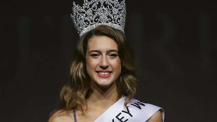 Отнеха короната на Мис Турция заради туит срещу Ердоган