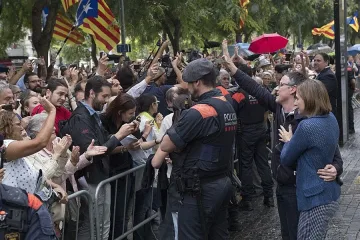 Мадрид засили още 4000 полицаи към Каталуния