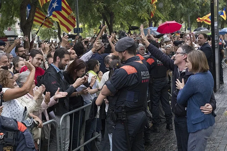 Мадрид засили още 4000 полицаи към Каталуния