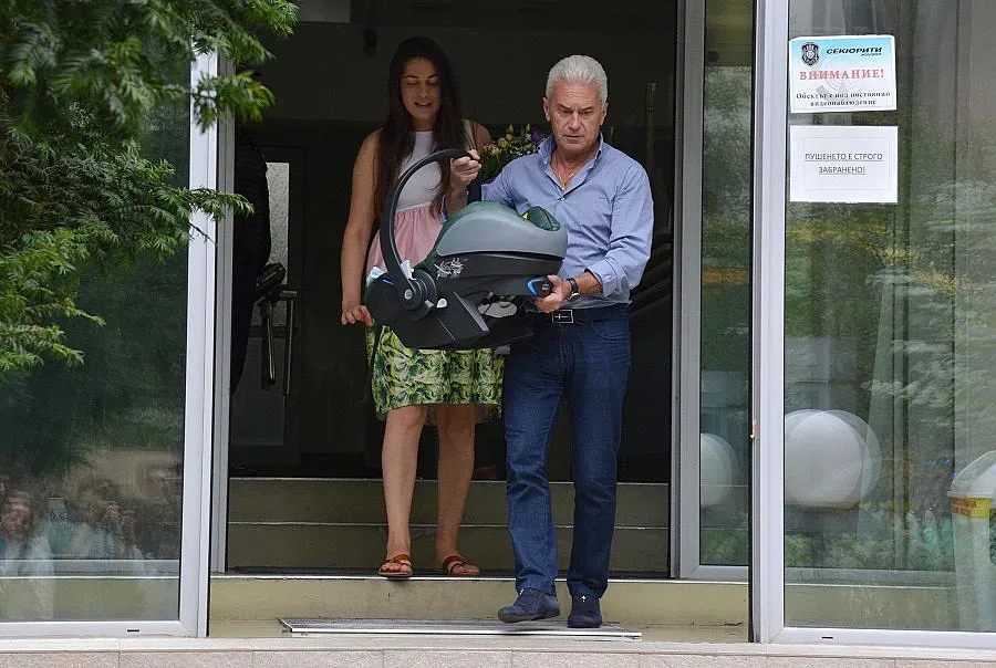 Политици и журналисти един до друг на сватбата на Волен