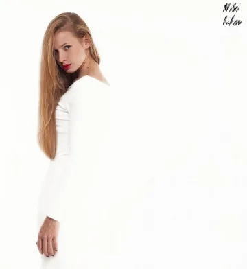 Актриса от "Столичани в повече" чете детска книга за Свети Лука Кримски в мола