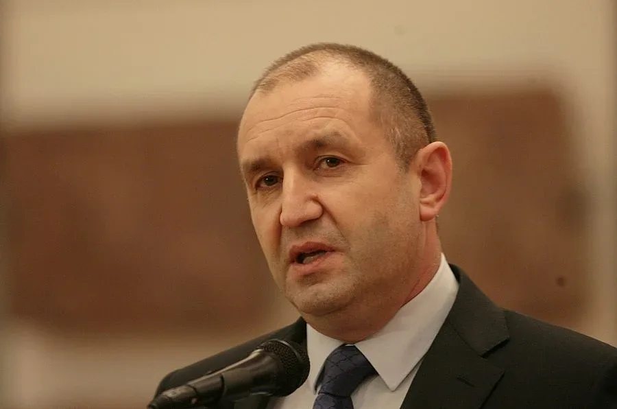 Румен Радев: Съветниците на г-н Борисов да четат