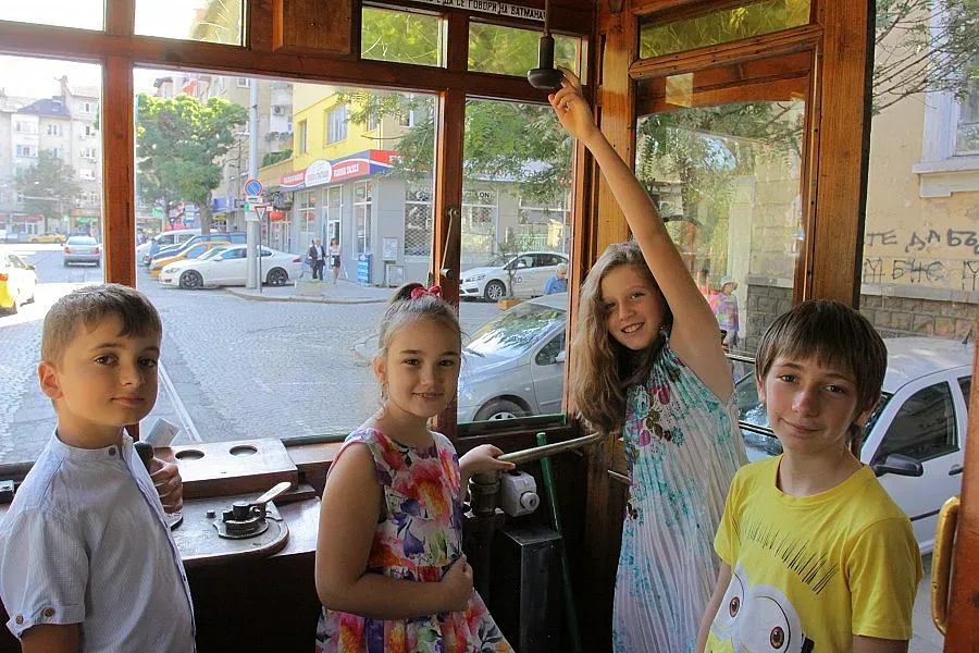 С ретро трамвай агитират столичани да слязат от колите