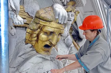 Народният театър изгрява върху 90 фотоса