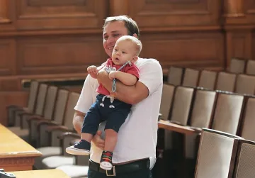 Бебе на 7 месеца влезе в Народното събрание