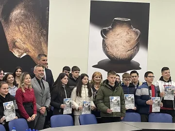 Ученици пазят Чудесата на Пазарджик