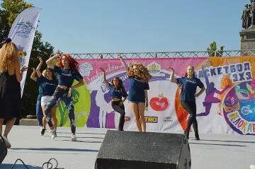 Хиляди на уникален танцов фест, мегаконцерт и Велокарнавал