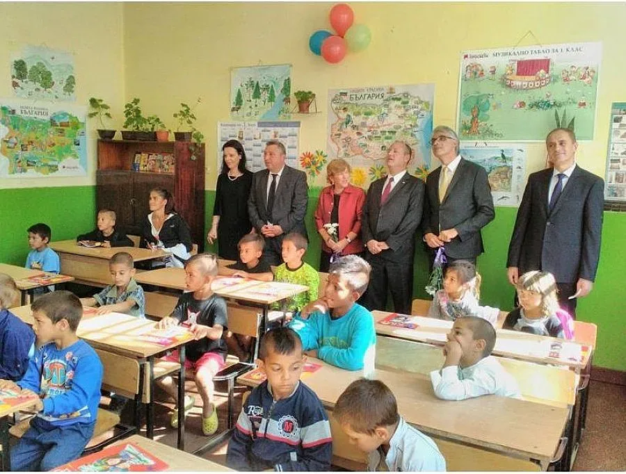 Посланикът на САЩ откри учебната година в кюстендилско село