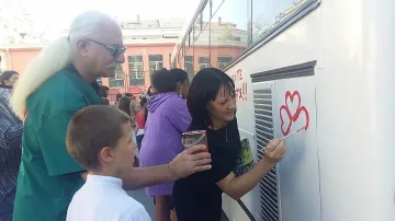 Деца и звезди с послания срещу войната по пътищата