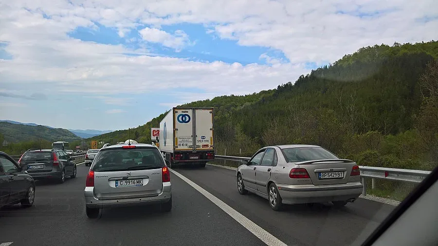 Решено: 1000 лв. глоба за шофиране в аварийната лента на магистралата