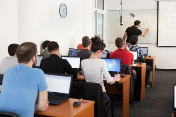 Създават пет центъра  за обучение на компютърни специалисти