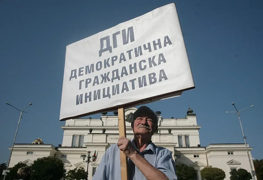 Арестуваха "протестър" с нож