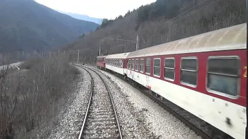 Локомотив остави влак 2 часа  в нищото