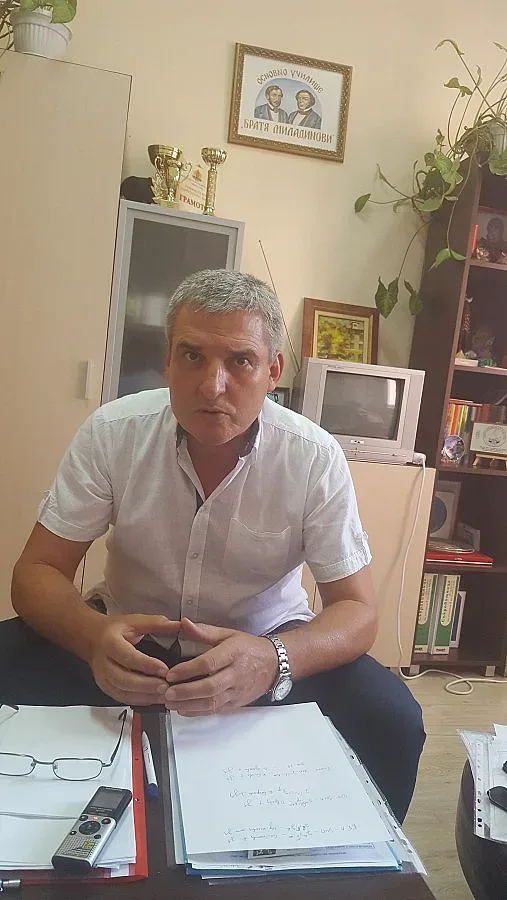 Ако трябва с принуда, но децата трябва да са в клас